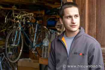 “Van 50 kapotte fietsen maak ik 30 nieuwe”: student-ondernemer Karel (20) restaureert vintage koersfietsen