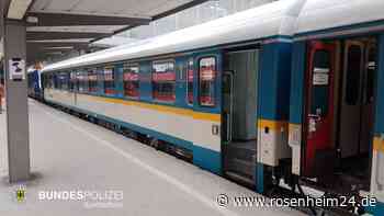 Kuss führt zu Schlägen – Aggressive Frau (46) geht in Zug auf Pärchen los