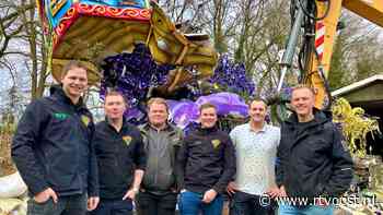 Carnavalspraalwagen van de Greunen uit Denekamp tegen de vlakte tijdens NL Doet