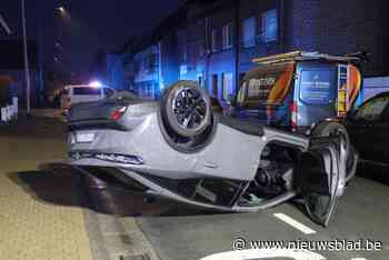 Man komt met nieuwe auto op dak terecht nadat hij tegen geparkeerde wagen botst