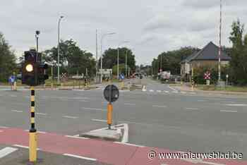 Auto waar juf en vier kindjes in zitten, aangereden op kruispunt in Evergem