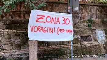 Via Dulceri "zona 30...voragini", lo striscione dei residenti che vogliono l'isola ambientale