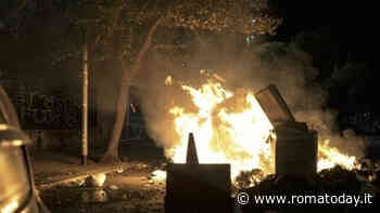 Cassonetti distrutti da rogo sotto alle case popolari