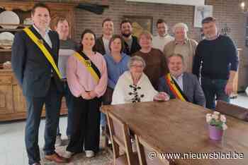 Gewezen schippersvrouw Albertine blaast honderd kaarsjes uit