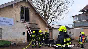 Alarm der Feuerwehr in Kolbermoor – Auto in Werkstatt in Flammen