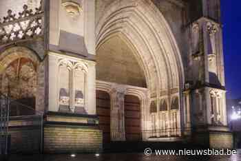 Grote Markt en Sint-Romboutstoren in het donker tijdens weekend van Earth Hour: “Nadenken over energieverbruik”