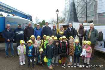 Leerlingen tekenen windhaan voor gerestaureerde toren Sint-Luciakapel