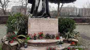 Imbrattata la statua del Cristo di Ponte Milvio