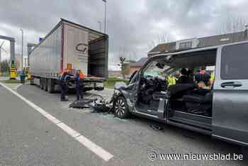 Taxibusje botst tegen vrachtwagen in Hasselt: Lommelse bestuurder (62) bevrijd
