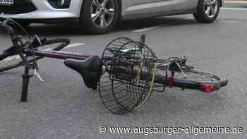 Radlerin kracht in geparktes Auto und verletzt sich