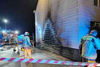 Gevel vat vuur, oorzaak brand wellicht brandstichting