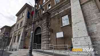 Vestita da medico truffa paziente nel letto d'ospedale, fermata con l'oro appena rubato
