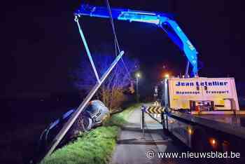 Jonge bestuurder (19) rijdt met Maserati tegen elektriciteitspaal