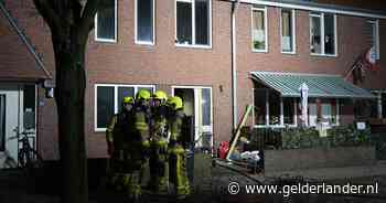 Buurman wil sigaret gaan roken en ziet dan dat woning van zijn buren in brand staat