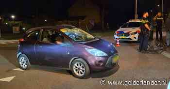 Fietser ernstig gewond nadat hij door auto gelanceerd wordt en midden op rotonde belandt