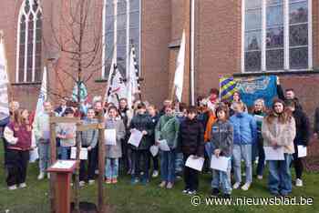 Verenigingen en vormelingen zegenen toekomstboom aan Tielense kerk mee in