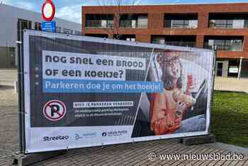 Grote banners wijzen op veranderde parkeerregeling op Nieuwe Markt