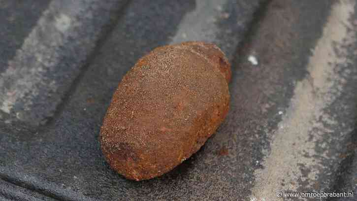 Granaat gevonden op veldje bij basisschool, kinderen moeten binnenblijven