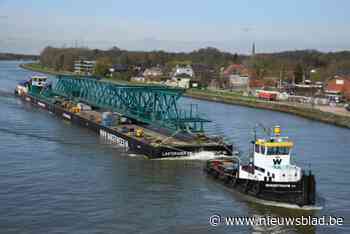 Uitzonderlijk transport op het water: portaalkraan van 89 meter lang over Albertkanaal naar Geel gevaren