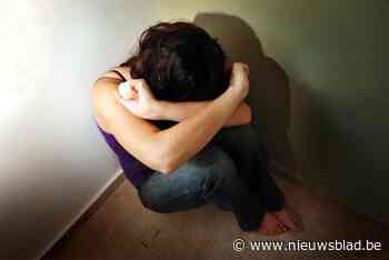 Jongetje loopt al huilend naar politiekantoor nadat moeder thuis door buurtbewoner in elkaar wordt geslagen: “Ze daagde me uit”