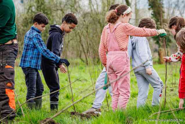 Leerlingen planten bijna een hectare nieuw bos aan rand Vrijbroekpark: “Er komen meer dan 3.000 bomen en struiken bij”