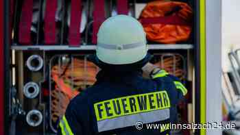 Feuerwehr zu Großbrand in einer Lagerhalle in Ampfing alarmiert