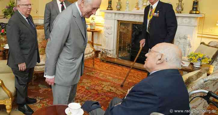 König Charles empfängt Kriegsveteranen