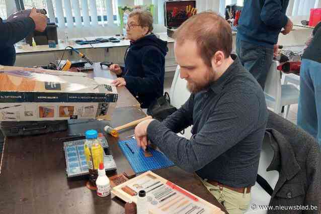 Vrijwilligers van Repair Café geven kapotte voorwerpen een nieuw leven