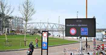 Taxichauffeurs eisen boetegeld terug nu ze tóch over Waalkade blijken te mogen: ‘Per toeval horen we dit nu’