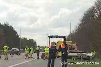 Gekantelde aanhangwagen met hout veroorzaakt file op E34