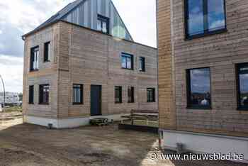 Er wonen geen echte mensen in en het dak gaat eraf: deze huizen dienen als labo voor de bouw