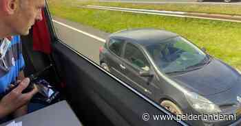 Nietsvermoedende bestuurders weer gecontroleerd vanuit de ‘gluurbus’: meer dan honderd boetes uitgedeeld