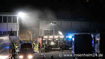 Brandalarm in Lagerhalle! Feuerwehr-Großeinsatz bei Transportunternehmen in Nußdorf
