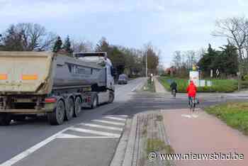 Splinternieuw fietspad na vijf maanden al helemaal kapotgereden door vrachtwagens