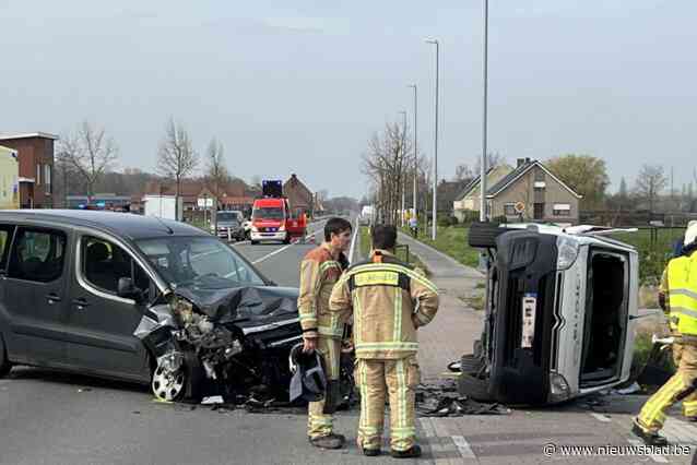 Vier gewonden na zware botsing op kruispunt: jongeman met MUG-heli naar ziekenhuis