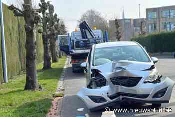 Man wordt onwel en rijdt tegen boom