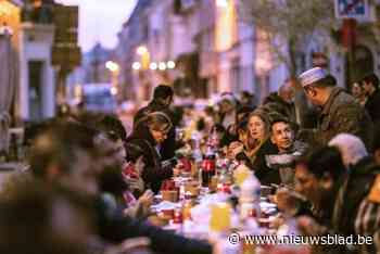 Vier samen feest aan ‘de langste tafel’ in de Abdijstraat op het Kiel