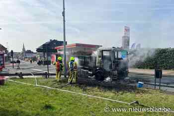 Volgetankte vrachtwagen schiet met knal in lichterlaaie: “Schade aan wegdek blijft beperkt”