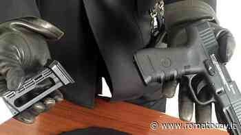 Fermato per un controllo, nascondeva una pistola pronta a sparare sotto al sedile dell'auto