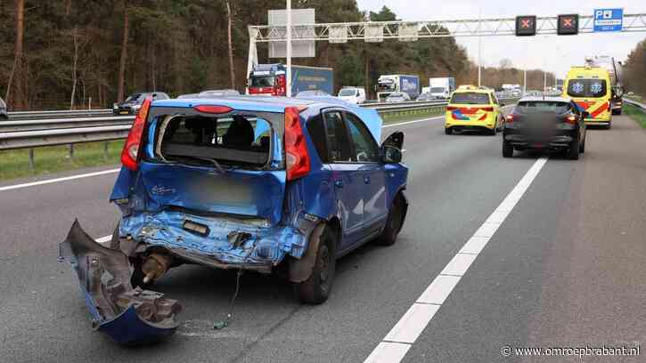 A58 dicht na kettingbotsing met vrachtwagen en auto's, twee gewonden