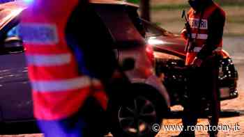 Scappano su auto rubata e poi l'abbandonano, presi dopo inseguimento a piedi nel quartiere