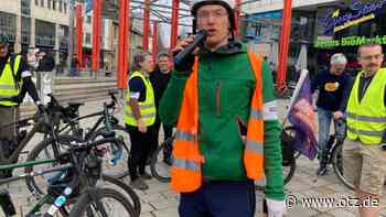 30 + 1 Radfahrer auf dem Weg ins Jenaer Rathaus