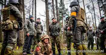 Geëmotioneerde koning bezoekt Nederlandse militairen en Oekraïense rekruten: ‘Koester dit met heel mijn hart’