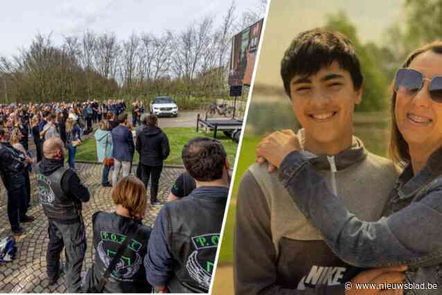 Pakkend afscheid van Rayen die aan zeldzame vorm van leukemie leed: “Voor altijd 15, voor altijd de zoon van Deborah, voor altijd de vriend van velen”