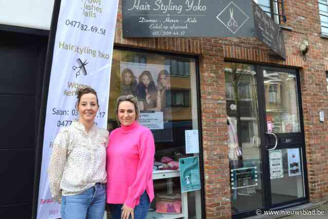 Knippen, kleuren en ineens naar nagelstudio: Hair Styling Yoko viert vijfde verjaardag met klanten en beautymaatje Lins