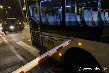 Bus van De Lijn rijdt zich vast tegen slagboom, tunnel in Maastricht afgesloten