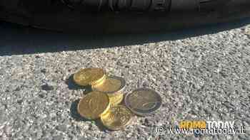 La truffa delle monete per derubare gli anziani nei parcheggi dei supermercati