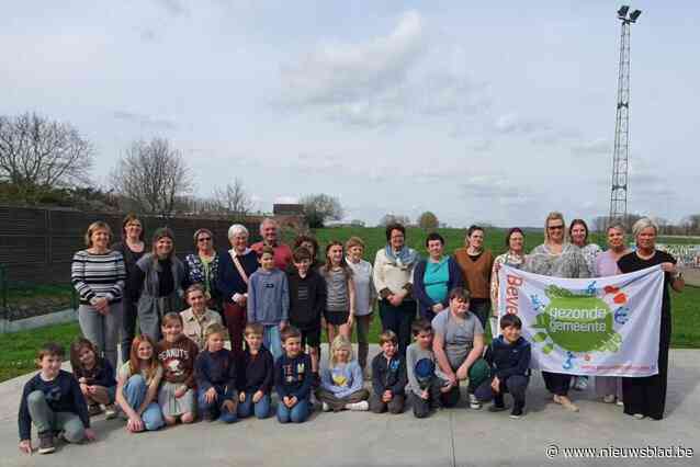Grootouders en kleinkinderen leren gezonde paashapjes maken