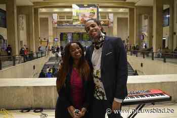 Brusselse stadsdichter Lisette Ma Neza geeft eerste optreden in Brussel-Centraal: “Belangrijk om bij de mensen te komen”