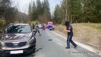Schwerer Unfall bei Bad Tölz: Motorrad rutscht auf Kieselsteinen weg - Kollision mit zwei Autos